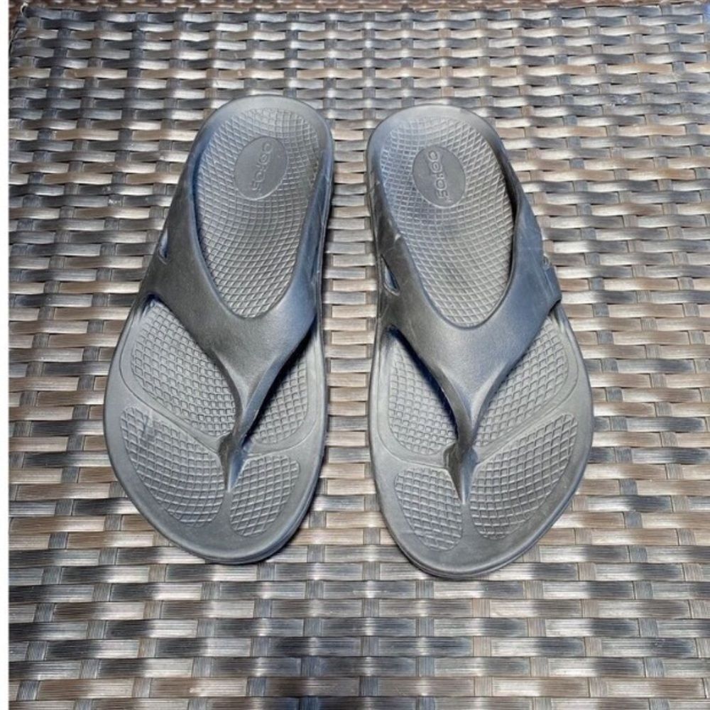 Oofos sandals women’s size 10